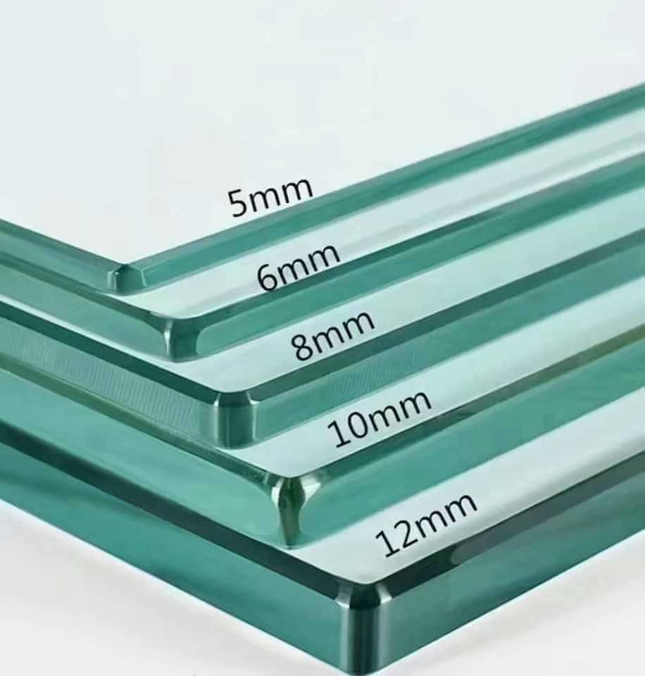 Các tấm kính cường lực trong suốt dày 5mm 6mm 8mm 10mm 12mm xếp chồng lên nhau